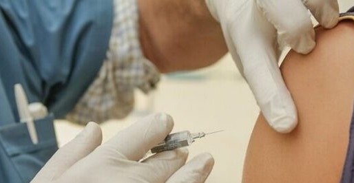 Vacunas COVID en menores: progenitores enfrentados